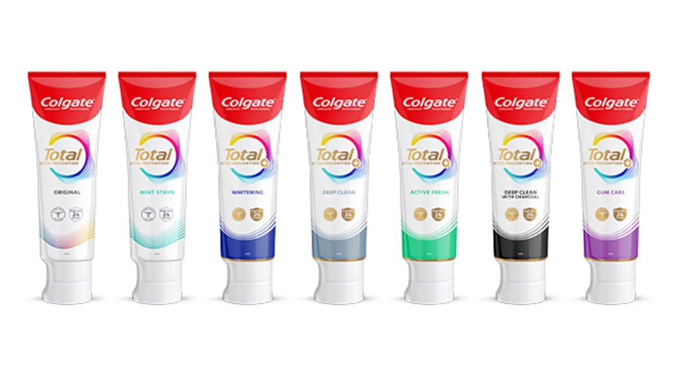 Escudo dorado con texto que dice 'Protección antibacterial 24 horas', destacando la protección prolongada que ofrece Colgate Total.